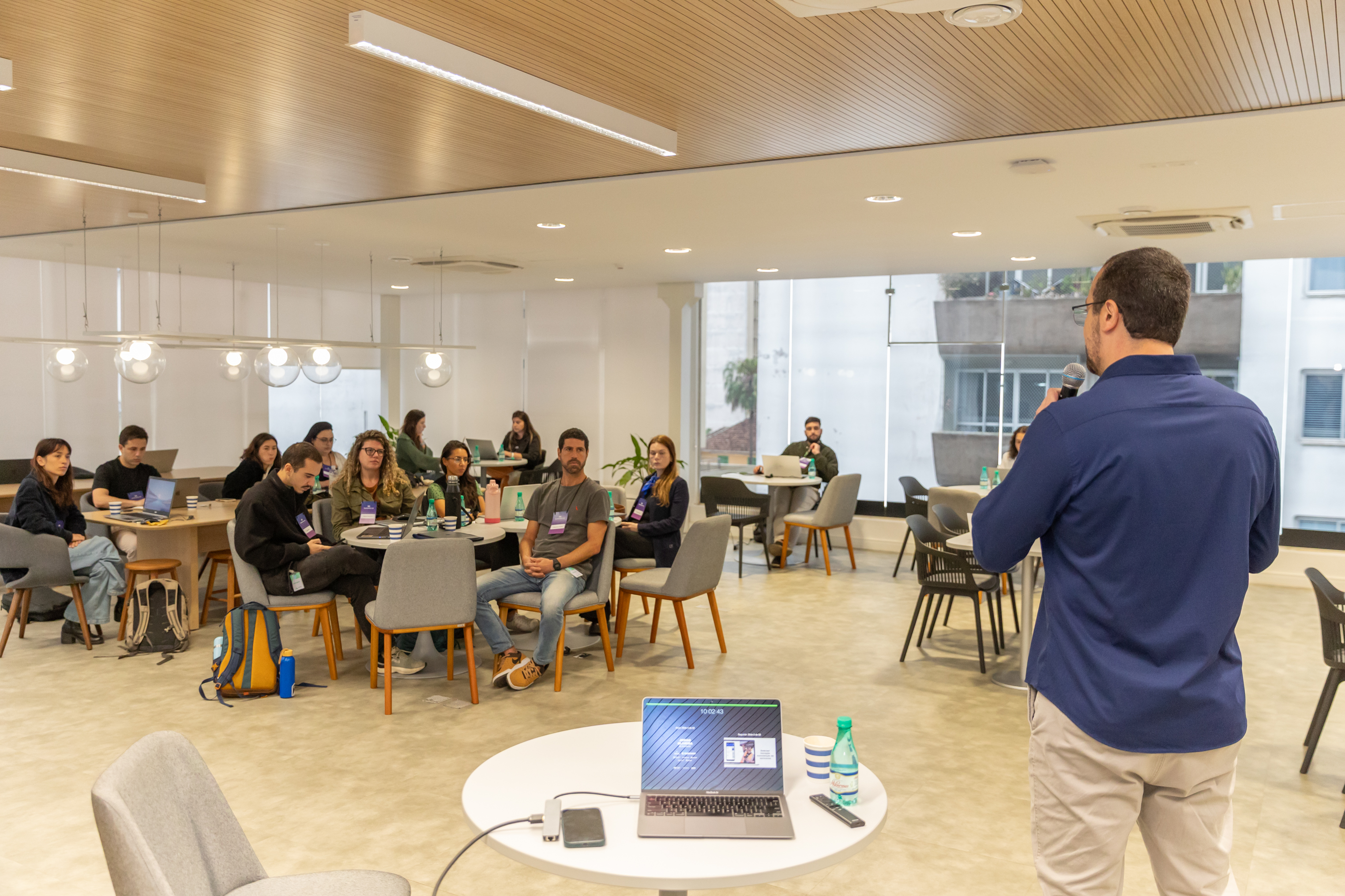 Sala completa em sessão